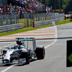 Lewis Hamilton llega al pitlane en Monza