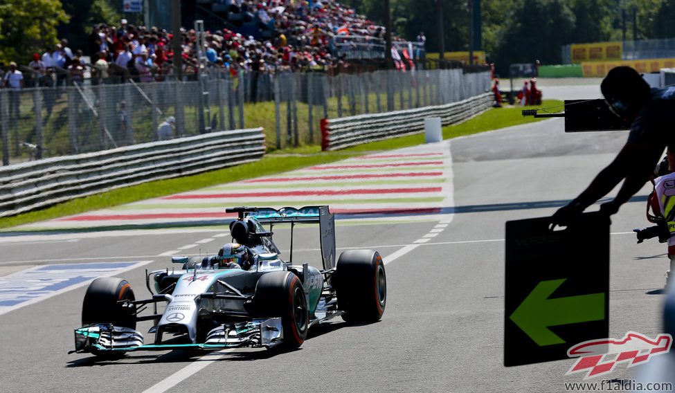 Lewis Hamilton llega al pitlane en Monza