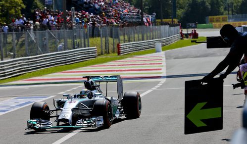 Lewis Hamilton llega al pitlane en Monza