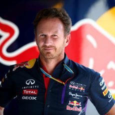 Christian Horner sonríe en el box de Red Bull