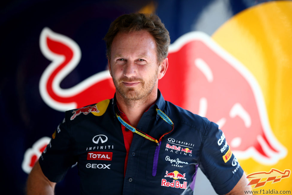 Christian Horner sonríe en el box de Red Bull