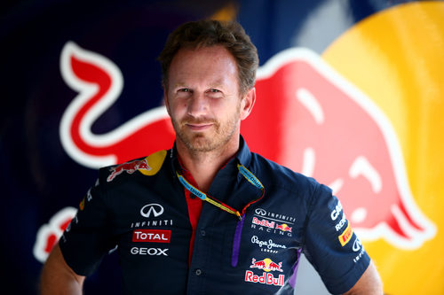 Christian Horner sonríe en el box de Red Bull