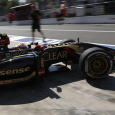 Pastor Maldonado sale de boxes en clasificación