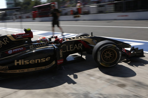 Pastor Maldonado sale de boxes en clasificación