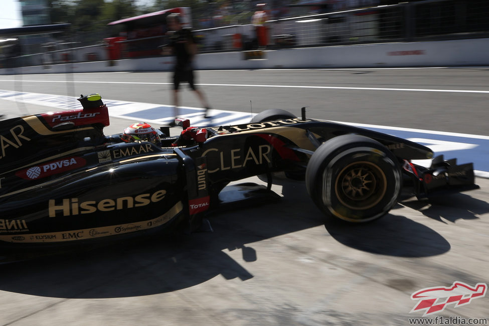 Pastor Maldonado sale de boxes en clasificación