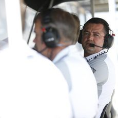 Eric Boullier controla a sus pilotos