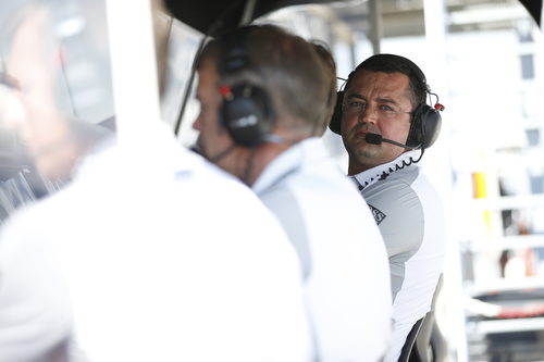 Eric Boullier controla a sus pilotos