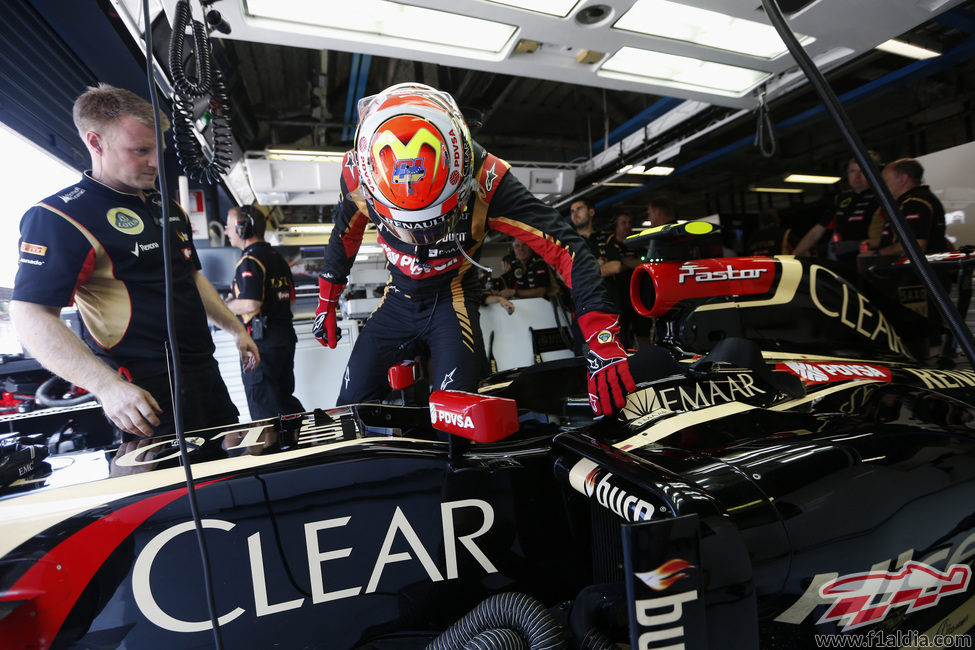 Pastor Maldonado se sube al E22 para disputar la clasificación