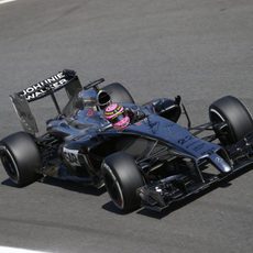 Jenson Button rueda con los medios en los libres 3