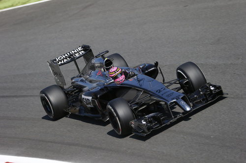 Jenson Button rueda con los medios en los libres 3