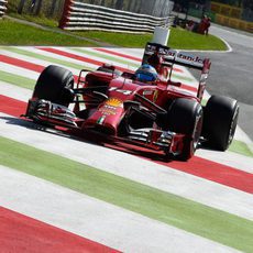 Fernando Alonso llega al 'pit-lane'