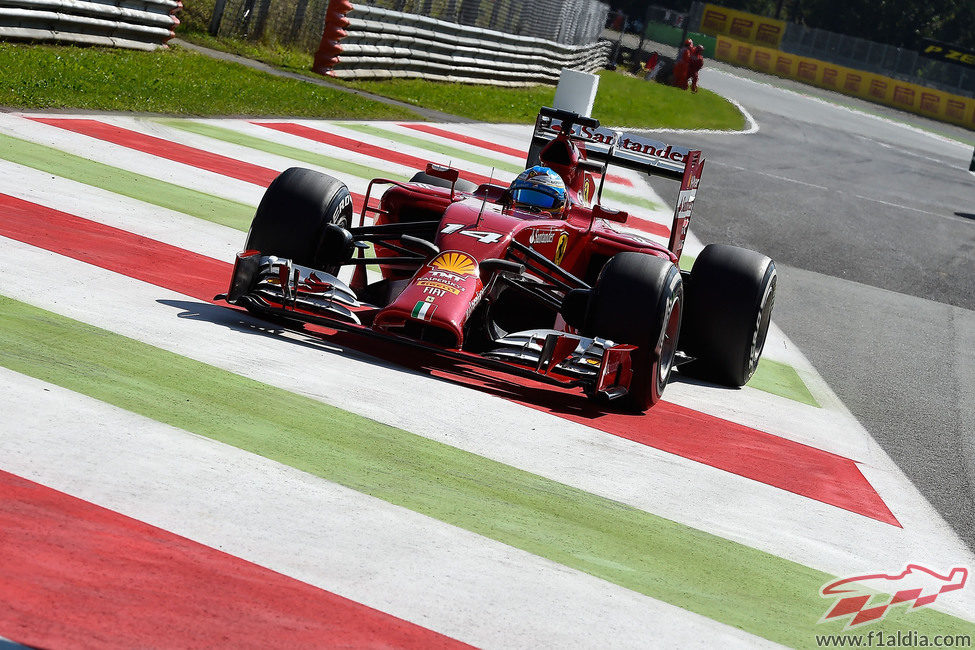 Fernando Alonso llega al 'pit-lane'