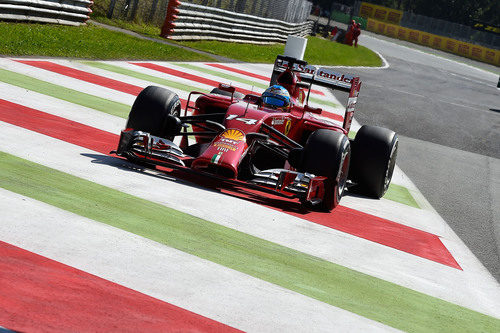 Fernando Alonso llega al 'pit-lane'