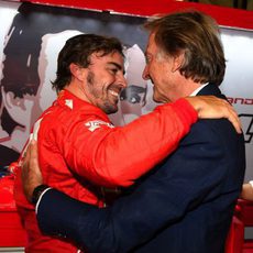 Abrazo entre Di Montezemolo y Alonso