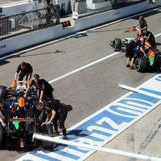 Los dos pilotos de Force India son empujados a sus respectivos garajes