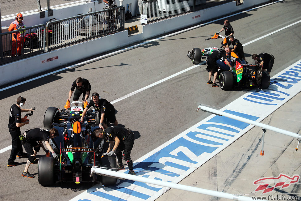 Los dos pilotos de Force India son empujados a sus respectivos garajes