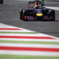 Daniel Ricciardo rueda por delante de Vettel