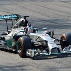 Lewis Hamilton levanta la mano tras ganar en Monza