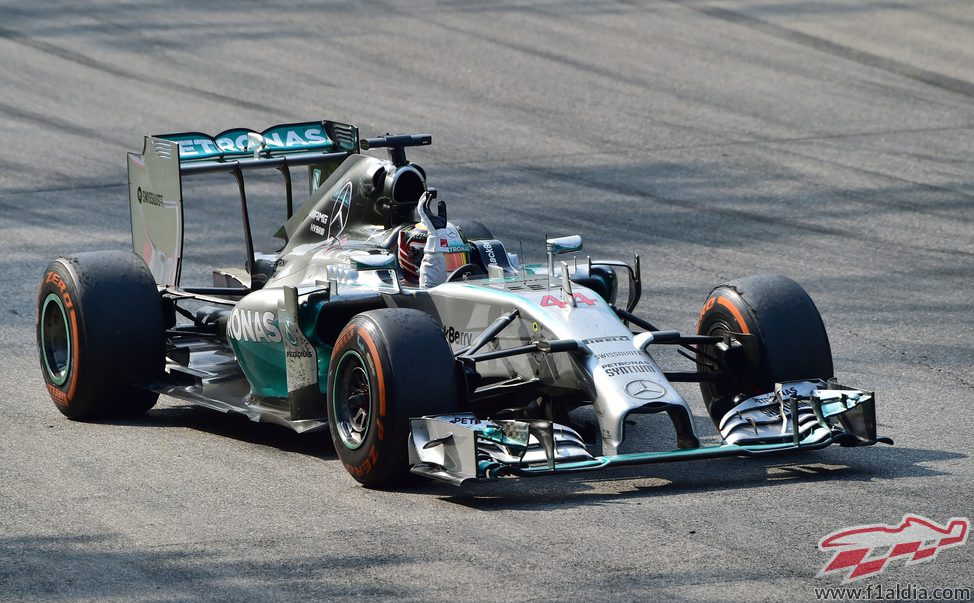 Lewis Hamilton levanta la mano tras ganar en Monza