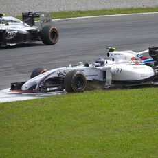 Valtteri Bottas se sale de pista tras tocarse con Magnussen