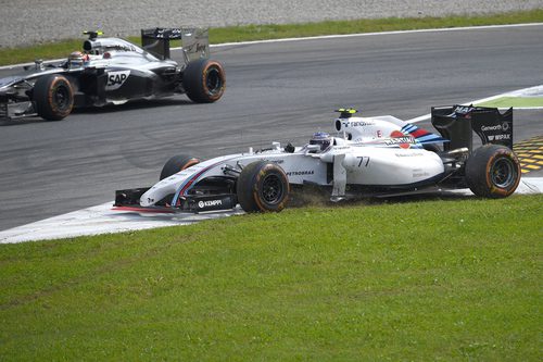 Valtteri Bottas se sale de pista tras tocarse con Magnussen