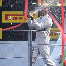 Lewis Hamilton lanza un chorro de champán