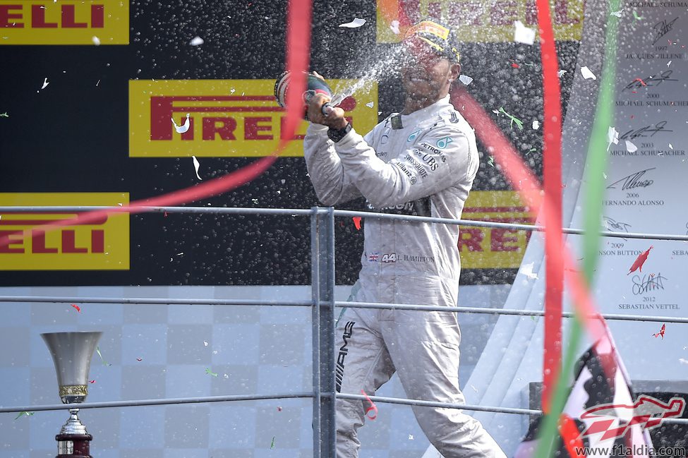 Lewis Hamilton lanza un chorro de champán