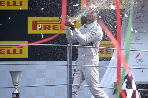 Lewis Hamilton lanza un chorro de champán