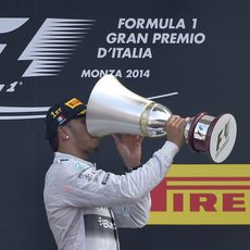 Lewis Hamilton bebe champán de la copa