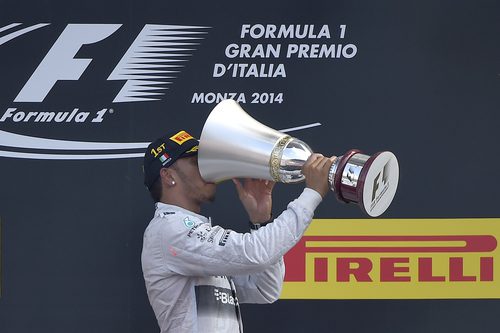 Lewis Hamilton bebe champán de la copa