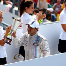 Felipe Massa muestra su felicidad con el trofeo