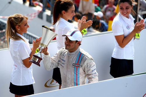 Felipe Massa muestra su felicidad con el trofeo