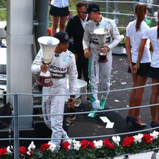 Lewis Hamilton y Nico Rosberg se marcha con sus trofeos