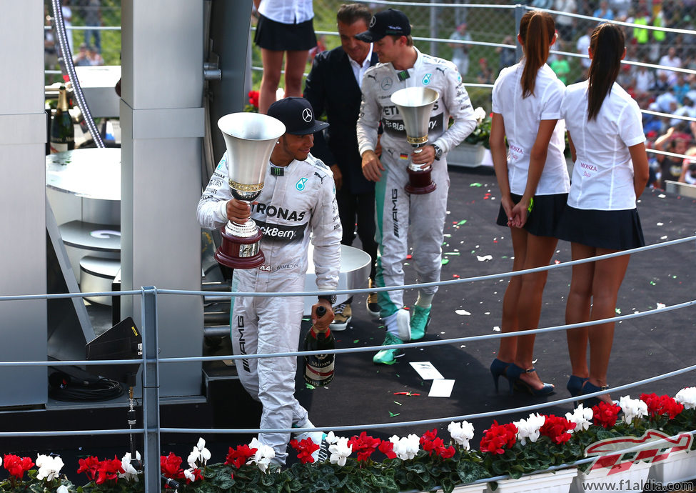 Lewis Hamilton y Nico Rosberg se marcha con sus trofeos