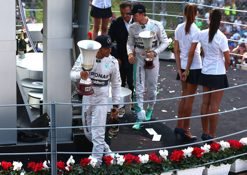 Lewis Hamilton y Nico Rosberg se marcha con sus trofeos