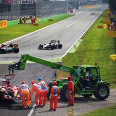 La grúa retira el coche de Fernando Alonso en Monza