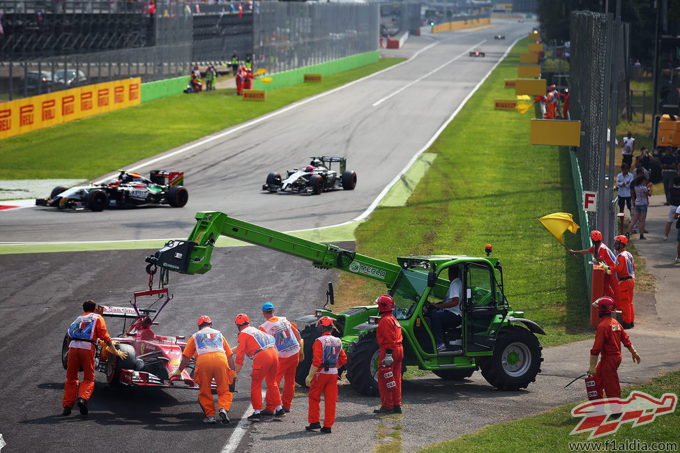 La grúa retira el coche de Fernando Alonso en Monza