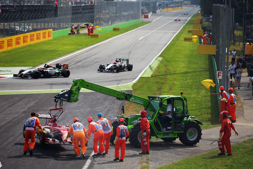 La grúa retira el coche de Fernando Alonso en Monza