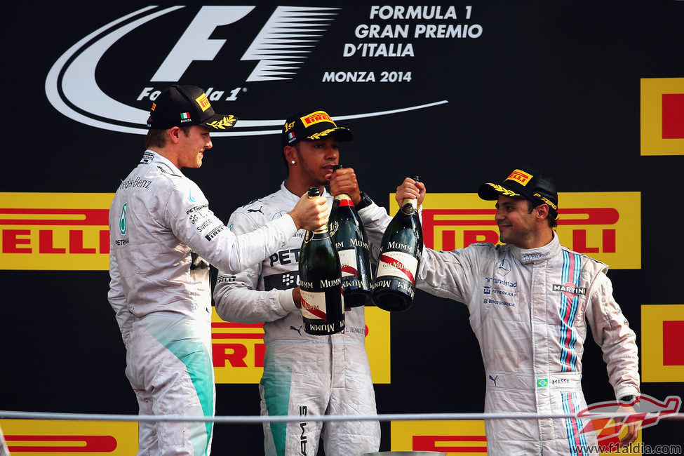Brindis en el podio entre Hamilton, Rosberg y Massa