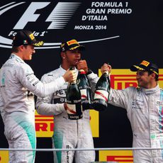 Brindis en el podio entre Hamilton, Rosberg y Massa