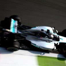 Lewis Hamilton conduce hacia la gloria