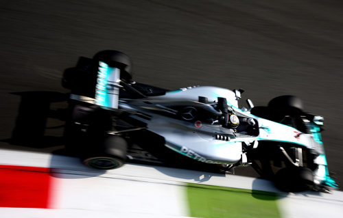 Lewis Hamilton conduce hacia la gloria