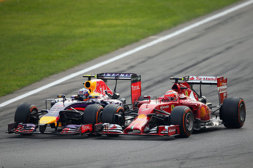 Ricciardo y Räikkönen, rueda con rueda