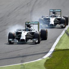 Nico Rosberg se pasa de frenada delante de Hamilton