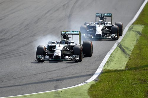 Nico Rosberg se pasa de frenada delante de Hamilton