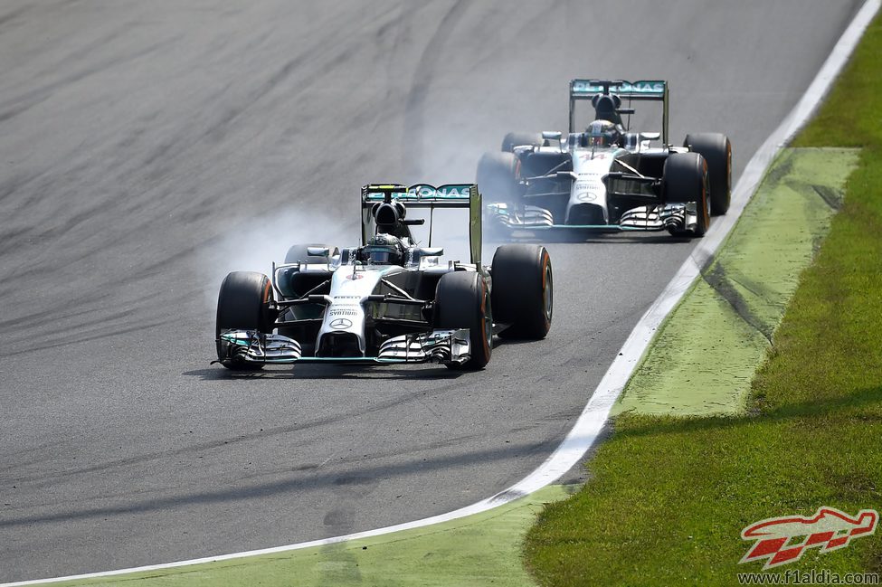 Nico Rosberg se pasa de frenada delante de Hamilton