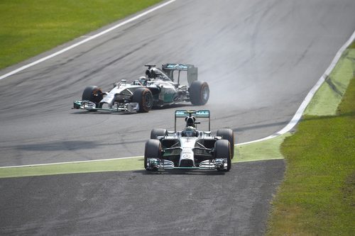 Nico Rosberg se va largo en la chicane