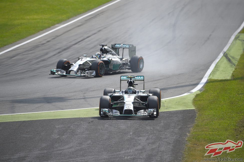 Nico Rosberg se va largo en la chicane