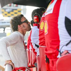 Fernando Alonso observa la carrera desde el muro