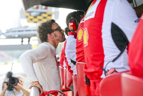 Fernando Alonso observa la carrera desde el muro